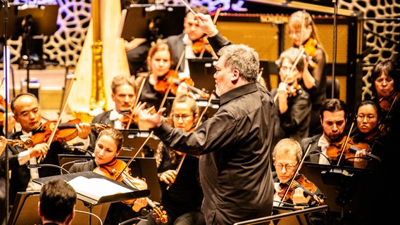 Das NDR Elbphilharmonie Orchester spielt im Rahmen des NDR Festivals "Kosmos Bartók" das Abschlusskonzert in der Elbphilharmonie. © NDR/Andy Spyra Foto: Andy Spyra
