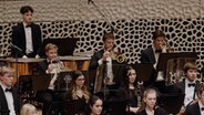 Screenshot Das NDR Jugendsinfonieorchester spielt während des Konzerts auf der Bühne der Elbphilharmonie (25. März 2023). © NDR 