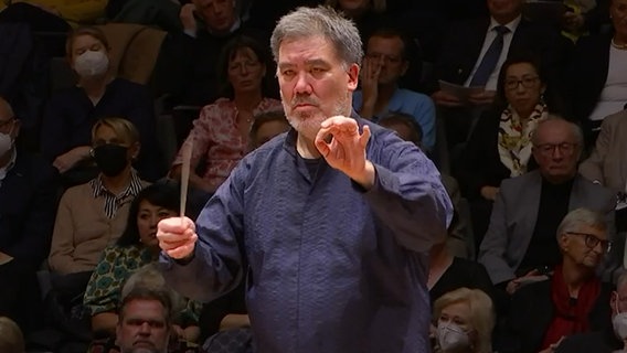 Konzertszene: Alan Gilbert dirigiert das NDR Elbphilharmonie Orchester © NDR Foto: Screenshot
