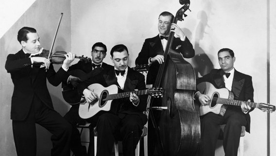 Schwarz-weiß-Ensemblebild: der Hot Club du Paris mit Django Reinhardt und Stéphane Grappelli © Getty Images Foto: Bettmann