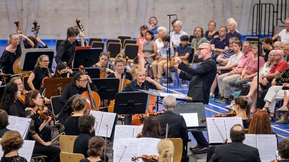Basel Sinfonietta mit Dirigent Baldur Bronnimann © Basel Sinfonietta / Marc Doradzillo Foto: Marc Doradzillo