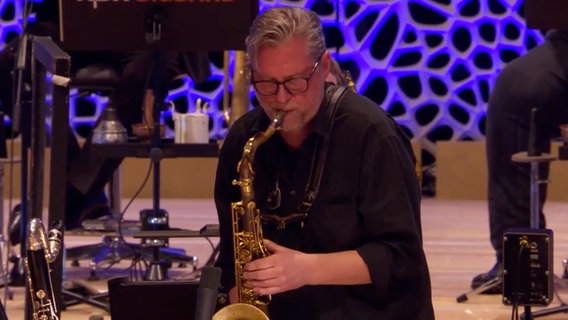 Screenshot aus dem Konzertmitschnitt aus der Elbphilharmonie Hamburg: Frank Delle von der NDR Bigband spielt Saxofon. © NDR Bigband Foto: Screenshot
