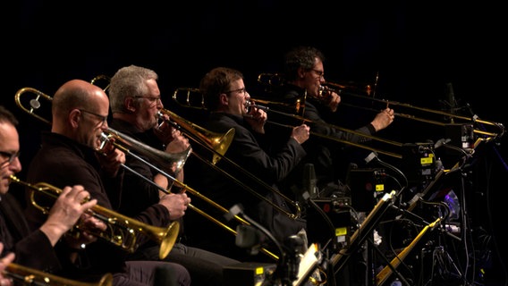 Die NDR Bigband spielt im Konzert "Masters of Jazz - Bob Brookmeyer" den Titel "Hello and Good-Bye". © NDR Bigband Foto: Screenshot