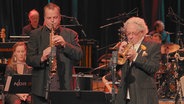 Trompeter Tim Hagans und Sopransaxophonist Fiete Felsch während des Konzert der NDR Bigband. © NDR Foto: Screenshot