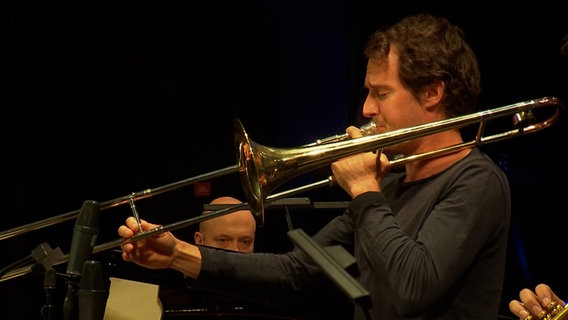 Nils Wogram während eines Konzerts mit der NDR Bigband bei der JazzBaltica 2018. © NDR Bigband Foto: Screenshot