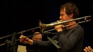 Nils Wogram während eines Konzerts mit der NDR Bigband bei der JazzBaltica 2018. © NDR Bigband Foto: Screenshot