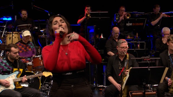 Screenshot: Die deutsche Jazzsängerin Salomea beim Konzert mit der NDR Bigband und TOYTOY auf Kampnagel. © NDR Bigband Foto: Screenshot