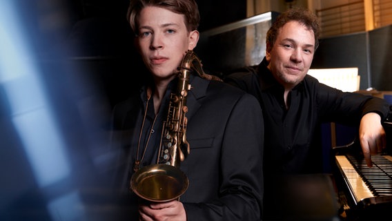 Florian Weber, Jazzpianist und Julius Gawlik, Saxofonist der NDR Bigband  Foto: Steven Haberland