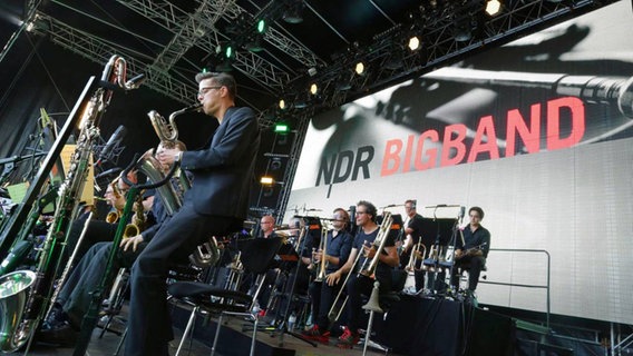 NDR Bigband spielt auf der Kieler Woche. © NDR Foto: Oke Jens