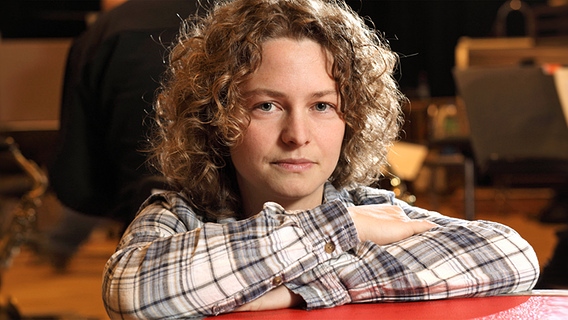 Die Preisträger im NDR Bigband Arrangement-Wettbewerb 2011 Katharina Thomsen im Studio 1 der NDR Bigband in Hamburg. Foto: Stephen Haberland Die Preisträger im NDR Bigband Arrangement-Wettbewerb 2011 Katharina Thomsen im Studio 1 der NDR Bigband in Hamburg. Foto: Stephen Haberland © NDR / Stephen Haberland Foto: Stephen Haberland