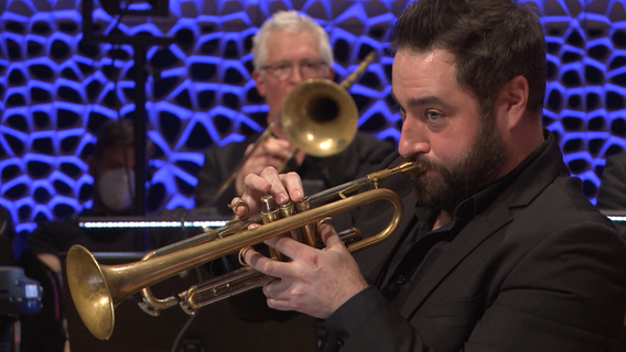 Screenshot: Trompeter Percy Pursglove beim Konzert mit der NDR Bigband in der Elbphilharmonie (4.12.2022) © NDR Foto: Screenshot