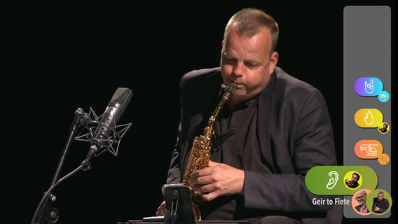 Fiete Felsch, Saxofonist von der NDR Bigband, spielt während der Aufzeichnung des musikalischen Projekts "EmojiComp". © NDR Foto: Screenshot
