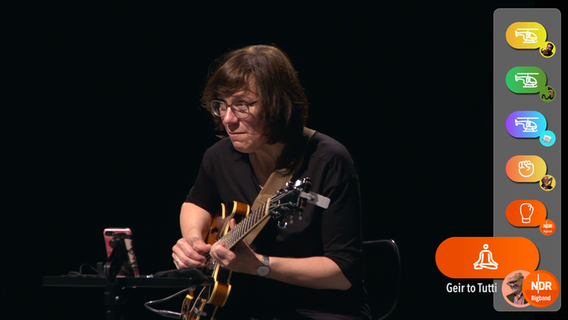 Sandra Hempel, Gitarristin von der NDR Bigband, spielt während der Aufzeichnung des musikalischen Projekts "EmojiComp". © NDR Foto: Screenshot