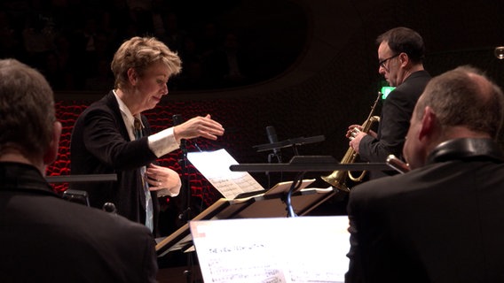 Screenshot: Komponistin Nikki Iles während des Konzerts mit der NDR Bigband in der Elbphilharmonie. © NDR, Screenshot Foto: Screenshot