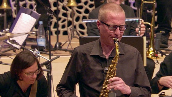 Peter Bolte spielt das Saxofon bei einem Konzert mit der NDR Bigband in der Elbphilharmonie. © NDR Foto: Screenshot