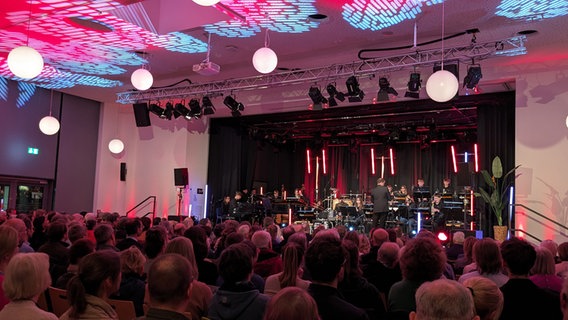 Die Schultour führt die NDR Bigband und ihre Crew dieses Jahr nach Schleswig-Holstein - etwa zum Konzert mit der MPS Bigband an der Max-Planck-Schule Kiel. © NDR Foto: Sabine Vinar