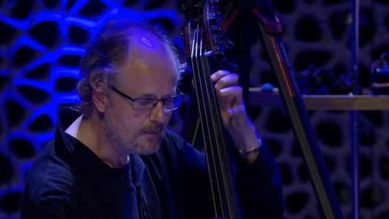 Ingmar Heller von der NDR Bigband am Bass beim Konzert in der Elbphilharmonie. © NDR 