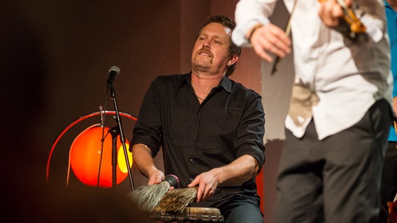 Konzertszene im Resonanzraum St. Pauli: Perkussionist Helge Norbakken auf der Bühne © NDR Foto: Axel Herzig
