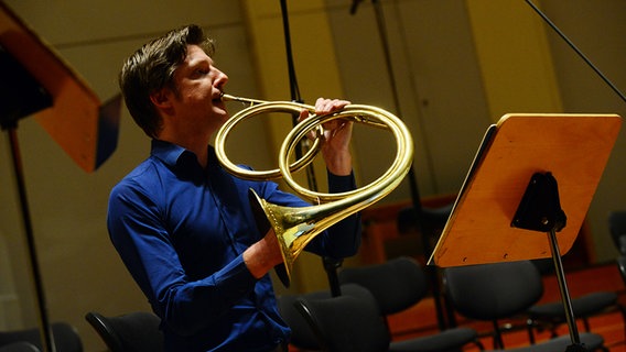 Der Hornist des B'Rock Baroque Orchestra mit seinem Naturhorn in der Probe © NDR Foto: Falk von Traubenberg