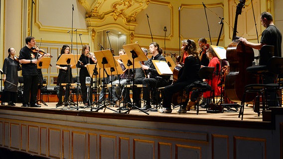 Musiker des B'Rock Baroque Orchestra proben auf der Bühne der Laeiszhalle © NDR Foto: Falk von Traubenberg