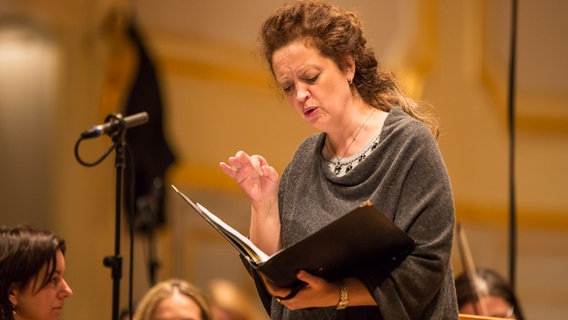 Die schwedische Mezzosopranistin Ann Hallenberg in der Probe. © NDR Foto: Axel Herzig