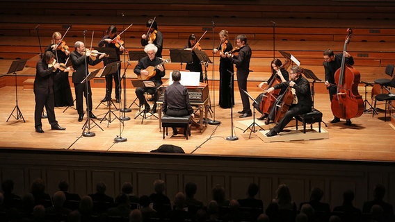 Die Cappella Gabetta (ganz links: Andrés Gabetta) spielt auf der Bühne der Laeiszhalle. © NDR Foto: Marcus Krüger