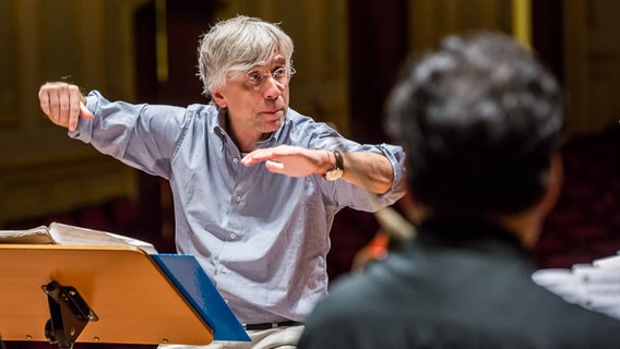 In der Probe: Giovanni Antonini dirigiert das Ensemble Il Giardino Armonico. © NDR Foto: Axel Herzig