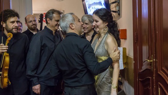 Backstage: Gegenseitige Beglückwunschungen zwischen den Musikern und Anna Prohaska nach dem Konzert. © NDR Foto: Axel Herzig