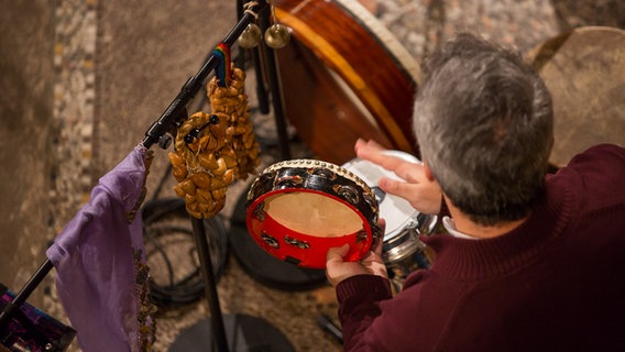 Blick von oben auf Perkussionisten und verschiedene Instrumente wie Landknechttrommel. © NDR Foto: Axel Herzig
