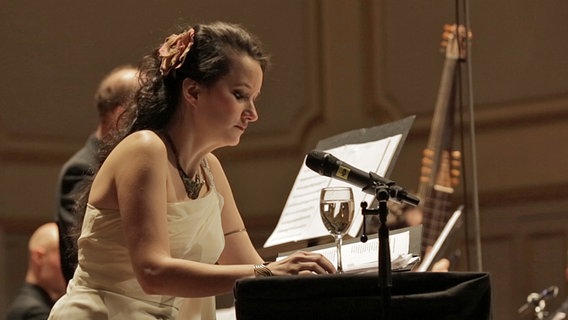 Screenshot: Anna Prohaska beim Konzert in der Laeiszhalle. © NDR 