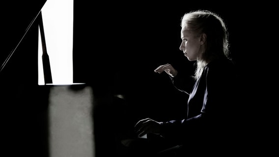 Tamara Stefanovich spielt am Klavier © Marco Borggreve Foto: Marco Borggreve