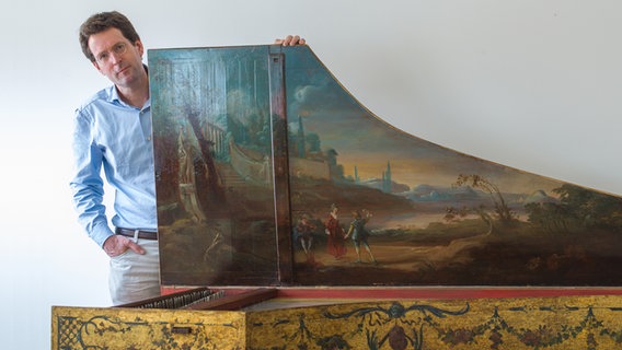 Menno van Delft steht hinter einem historischen Cembalo. © Menno van Delft 