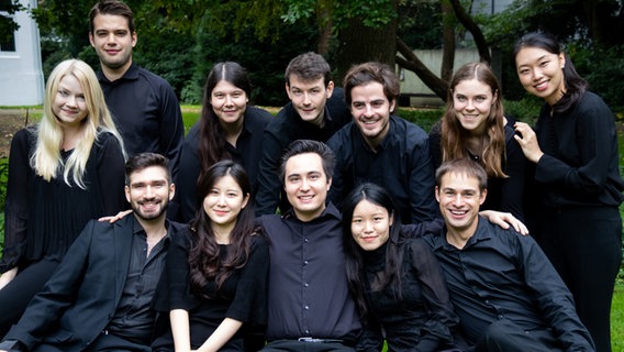 Gruppenbild: die Mitglieder des Jahrgangs 2021/2022 der Orchesterakademie des NDR Elbphilharmonie Orchesters © Akademie des NDR Elbphilharmonie Orchesters 