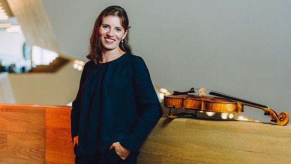 Anna Theegarten, Bratschistin des NDR Elbphilharmonie Orchesters © NDR, Jewgeni Roppel Foto: Jewgeni Roppel