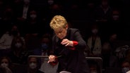 Dirigentin Marin Alsop beim Konzert mit dem NDR Elbphilharmonie Orchester in der Elbphilharmonie © NDR Foto: Screenshot