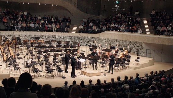 Screenshot: Das Bläserquintett des NDR Elbphilharmonie Orchesters spielt während des Konzerts auf der Bühne der Elbphilharmonie (25. März 2023). © NDR 