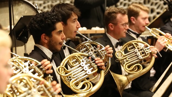 Das NDR Jugendsinfonieorchester auf der Bühne im Großen Saal der Elbphilharmonie. © NDR EO Foto: Screenshot