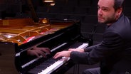 Screenshot: Francesco Piemontesi ist der Solist in Mozarts Klavierkonzert B-Dur KV 595 (11.12.2020) © NDR Foto: Screenshot