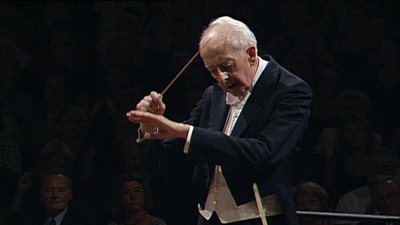 Günter Wand dirigiert im Jahr 1997 Brahms Sinfonie Nr. 1 c-Moll op. 68. © NDR EO Foto: Screenshot