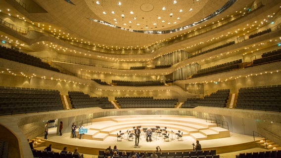Der Große Saal der Elbphilharmonie aus der Totalen: Blick auf die Bühne und die dahinterliegenden Ränge © NDR Foto: Axel Herzig