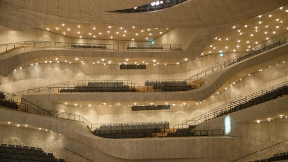 Blick auf die terrassenförmig angeordneten Ränge der Elbphilharmonie © NDR Foto: Axel Herzig
