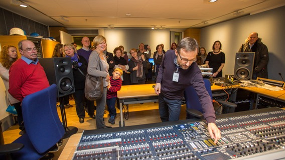 Tonmeister Dirk Lüdemann zeigt den Besuchern der Backstage-Führung das NDR eigene Tonstudio in der Elbphilharmonie. © NDR Foto: Axel Herzig