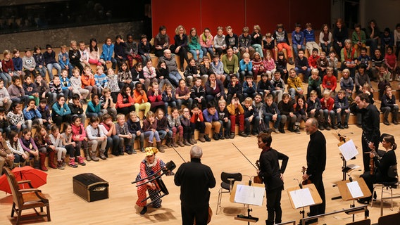 Reichas Melodienschatztruhe, Sessel, Stuhl und anderes auf der Bühne. © NDR Foto: Marcus Krüger