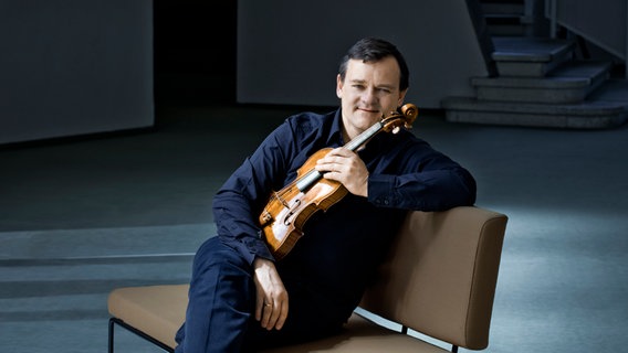 Frank Peter Zimmermann sitzend mit Geige in der Hand © Irène Zandel Foto: Irène Zandel