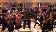 Screenshot: Alan Gilbert dirigiert das NDR Elbphilharmonie Orchester in der Elbphilharmonie Hamburg. © NDR Foto: Screenshot