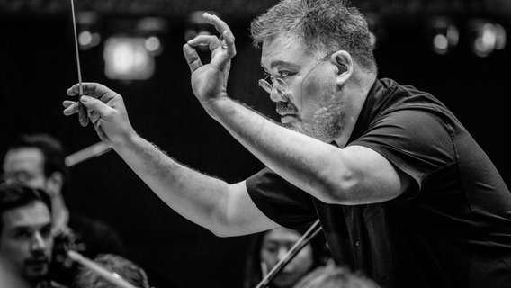 Alan Gilbert, Chefdirigent des NDR Elbphiharmonie Orchesters, im Porträt © NDR Foto: Marco Borggreve
