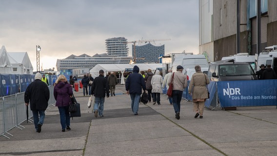 Szene vom HafenCity Open Air 2016: Besucher laufen über das Veranstaltungsgelände am Baakenhöft. Im Hintergrund ist die Elbphilharmonie zu sehen. © NDR Foto: Axel Herzig