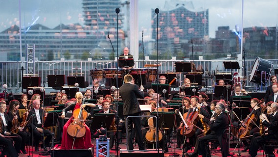 Konzertszene: Das NDR Elbphilharmonie Orchester mit Sol Gabetta und Krzysztof Urbański beim HafenCity Open Air 2016. © NDR Foto: Axel Herzig