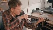 Stefan Pintev, Musiker des NDR Elbphilharmonie Orchesters spielt auf einer E-Geige © NDR Foto: Screenshot