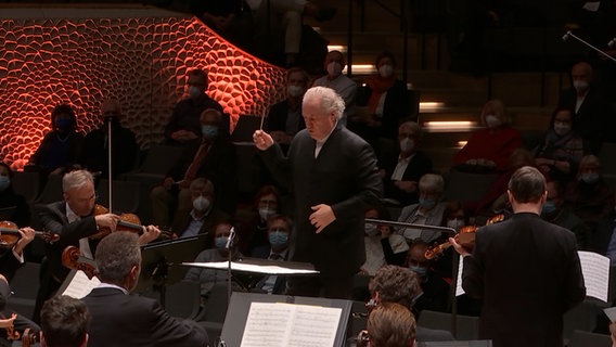 Screenshot: Dirigent Manfred Honeck beim Konzert mit dem NDR Elbphilharmonie Orchester in der Elbphilharmonie Hamburg (18. November 2021). © NDR Foto: Screenshot